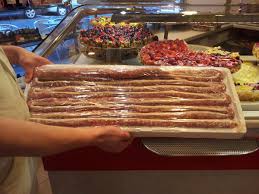 Befolge die tipps und anleitungen in diesem artikel, um deinen kuchen je nach art des kuchens schnell und effektiv abkühlen zu lassen. Herzhafte Bobel Bratwurst Trifft Leckeren Neef Kuchen Metzgerei Bobel