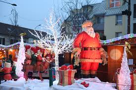 Divers objets en verre, figurines, fleurs, bouchons, bougeoirs, coupelles, boules de noel, vases, bijoux en verre, colliers, bracelets, bagues, boucles d'oreilles, bouteilles fondues. Marche De Noel Devenez Exposant Commerces Economie Emploi Ville D Orly