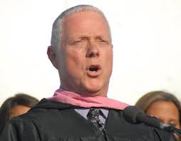 KI High grads told: Stop composing tweets, start living