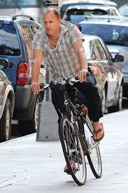 Woody Harrelson Departs The Cbs This Morning Talk Show On A Bike In Manhattan Harrelson Rides His Bike Down T Altes Fahrrad Fahrrad Stil Radfahren