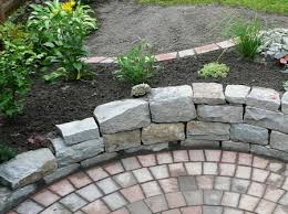 Beispiele, fotos und ideen zum anlegen von steingarten und kiesgarten sowie eine anleitung zum errichten einer trockenmauer mit dazu passenden steinen und winterharten gartenpflanzen. Garten Gestalten Mit Trockenmauer Gartenbau Ditz