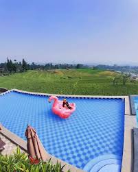 Bandung, kota dengan seribu taman dan beragam tempat wisata ini memang selalu menjadi pilihan sempurna untuk berakhir pekan. Villa Pasir Bungur Bandung Destinasi Yang Menyajikan Kolam Renang Infinity Yang Begitu Memukau