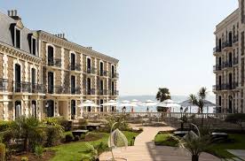 Great location for short stays and the staff was perfect! Hotel Barriere Le Grand Hotel A Dinard