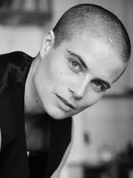 Meine AVo Rollen. Eine Bildhauerin, die das Patriarchat zerhämmern will und  Romeo, der wortwörtlich Hals über Kopf verliebt ist. Fotos: Guillaume Musset