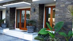 Ada banyak pilihan material yang bisa digunakan untuk melapisi permukaan dinding rumah. 39 Top Baru Batu Alam Buat Tiang Rumah Minimalis