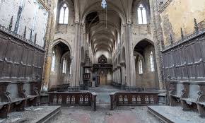 The fort is built on a strategic height that dominates the valley of the meuse, which had been occupied by a carthusian monastery until the french revolution. Blue Christ Church Rumhipstern