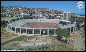 The first stadium built for use by a football league club, it was one of the first british grounds to have floodlights installed and hosted some of the earliest european club games in the 1950s. Pin En Santiago Wanderers