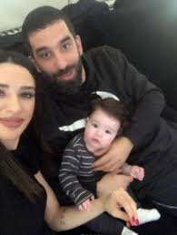 .futbolcu arda turan bugün çubuklu'daki evinde 2.5 yıllık sevgilisi aslıhan doğan ile aile arasında yapılan sade bir törenle evlendi. Arda Turan Dan Esi Aslihan Dogan A Gelin Gibi Gelin Magazin Haberleri Magazin Haberleri