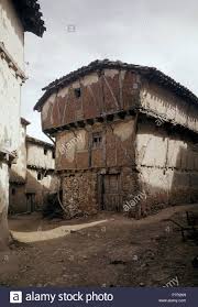 Pero la mejor opción es construir una casa con estructura de madera y fachada de piedra, entoces si lucirá totalmente como una vivienda de piedra y obtendrás un resultado de alta. Casa De Pueblo Constuida En Piedra Y Adobe Con Estructura De Madera Lage Aussen Retuerta Burgos Spanien Stockfotografie Alamy