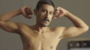 Lalo Santos, actor oaxaqueño que redefine reglas del cine para adultos 