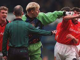 Gary neville a levé le voile sur son intégration dans le vestiaire de manchester united et le traitement «brutal» de peter schmeichel qui l'a endurci. Gary Neville Insists Sir Alex Ferguson Is Wrong Roy Keane And Peter Schmeichel Were World Class Mirror Online