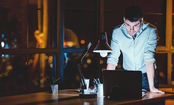Starting an online business with minimal capital is now a reality for youth, AI generated