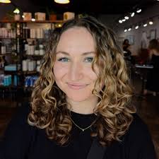 Because every new mom deserves to feel amazing. Loving these curls! Curls  by Jae #curlygirl #curlyhairsarasota #curlycutting #curlspecialistsarasota  #curlycare