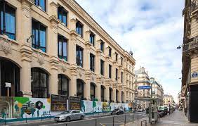 Trouver le bureau de poste le plus proche de chez vous. A Paris Perrault Transperce La Poste De Part En Part