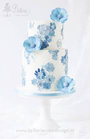 Onze taarten worden met een fijne marsepein gemaakt. Dooptaart Pretty In Blue Bellaria Cake Design