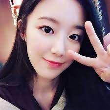shuhua 葉舒華台灣個站 on instagram 190101 grayong81 更新 水汪汪的大眼睛 順便告訴大家舒華得到了k pop最美臉蛋第92名喲 天生美女 pls follow shuhuatw my another acc izone wonyoung