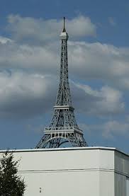 Il s'agissait en réalité d'un test, deux mois avant la passation. Le Saviez Vous La Tour Eiffel Se Trouve A Berlin Lepetitjournal Com