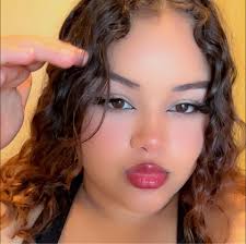 Una madre hispana, de 5 hijos, perdió la vida luego de ser aplastada por  varios paquetes mientras trabajaba en UPS en Richmond. Hablamos con su hijo  quien nos dijo que era una