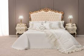 L'articolo è dotato di un pannello di multistrato posteriore dove poggia l'imbottitura. Letto Matrimoniale Classico Di Lusso Con Testiera Imbottita Finitura Capitonne Idfdesign