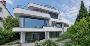 Ein kleines haus zu bauen, ist gerade auf kleineren grundstücken und in großstädten mit eingeschränktem flächenangebot die ideale lösung. Hauser Im Bauhausstil Bauen Individuelles Architektenhaus Atec