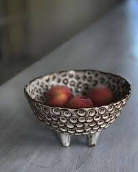 Pfirsiche Aus Meinem Gartenhaus Und Ein Tripode Aus Meinem Keramikstudio Im Geschaft Seltene Erde Garde In 2020 Pottery Bowls Ceramic Studio Pottery Sculpture