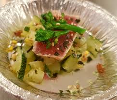 Tonijn Op Een Bedje Van Courgette Met Wasabi Kruiden En Bimi Geheel Besprenkeld Met Home Made Vadouvan Olie Eten Tonijn Courgette