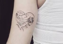 Hier Ist Die Kraft Der Natur Am Deutlichsten Zu Spuren Wellen Tattoos Stehen Fur Die Unterschiedlichsten Eigenscha Tatowierungen Wellen Tattoo Tattoo Ideen