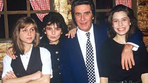 Elle était également l'une des plus belles voix des années 1960, elle avait un succès fou ! Gilbert Becaud Sa Fille Anne Aurait Souffert De L Absence De Son Pere Pendant Son Enfance Femme Actuelle Le Mag