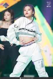 Pin By Kpop Anime Lover On Itzy In 2020 Itzy Korean Girl Girl Outfits