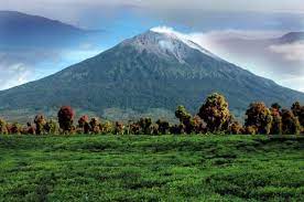 Pada gambar pertama anda akan disuguhkan oleh gambar pemandangan pegunungan yang sangat indah dari atas, yang terdapat sebuah lembah dengan. 15 Pemandangan Pegunungan Terindah Di Indonesia Dan Dunia Akasaka Outdoor