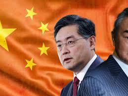 Erst verschwunden, dann entlassen: Was steckt hinter der Amtsenthebung von  Chinas Außenminister?