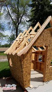 Crooked Kids Playhouse Fur Einen Fundraiser In 2020 Play Houses Kids Playhouse Small Wooden House