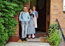 Das seit 1959 als buddhistisches kloster geplante seminarhaus wurde 1962 eingeweiht und ist heute ein offen gestaltetes zentrum, in dem knapp 30 meist einwöchige seminare, kurse oder retreats im jahr stattfinden. Roseburger Nachrichten Haus Der Stille Buddhistisches Meditationszentrum In Roseburg