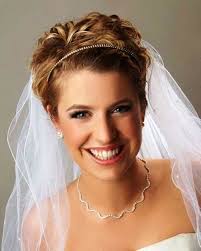 Wedding Hairstyles For Short Hair With Tiara And Veil Wedding Hairstyles To Try Svadebnye Pricheski Na Korotkie Volosy Korotkie Volosy Ochen Korotki