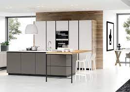 Cucina Pratica Con Isola Laccata Opaca E Colonne In Polimerico Apertura Con Gola Legno Con Spalla In Metallo Kitchen Fo Design Cucine Cucine Moderne Cucine
