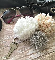Crafts, diy, handmade, free tutorial, embroidery, cardboard, stitching, life hacks, hand embroidery, making bows, woolen crafts, pom poms making. Easy To Make Diy Pompom Keychain