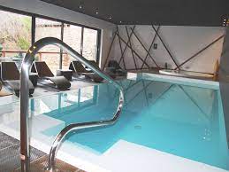 la piscine interieure par l esprit piscine 6 x 3 m revetement blanc escalier sur la largeur avec plage piscine et jacuzzi piscine interieure piscine spa
