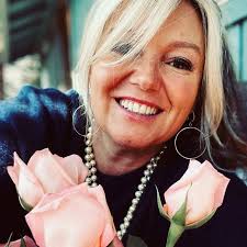 Mindy Carpenter's Instagram, Twitter & Facebook