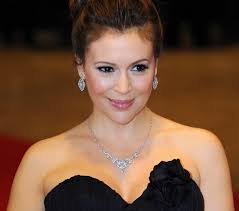 This was announced by the charmed actress during an interview in february this year. Alyssa Milano Charmed Star Plotzlich Halb Nackt Und Total Verandert News De