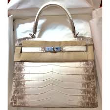 Dû à l'attente nécessaire pour obtenir un kelly neuf, il n'est pas rare de voir le prix des enchères dépasser le prix de neuf. Hermes Kelly 25 Retourne Himalaya Blanc White Niloticus Mat Matte Palladium Hardware C Vendome Monte Carlo