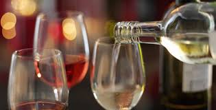 Potrivit unui studiu desfășurat de cercetători californieni, sticlele de vin conțin în realitate mai mult alcool decât nivelul indicat pe etichetă. Cat Timp Se PÄƒstreazÄƒ Vinul DupÄƒ Ce AÈ›i Deschis Sticla Freshmag