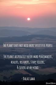 Dalai Lama Zitat Der Planet Braucht Keine Erfolgreicheren Menschen Humanity Quote Office Decor Humanity Quotes Nature Quotes Kindness Quotes