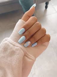 También se eligen para poder pintarse o agregar diseños de todo tipo, que quizás con las uñas naturales no pueden si están demasiado cortas o de forma irregular. Manicura De Unas Unas Cortas De Acrilico Unas Postizas De Gel