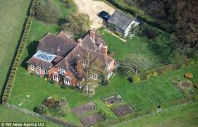 Kate Middleton S Parents Get Permission To Expand 1 5million Family Home With Annex Home And Family Kate Middleton Parents Middleton