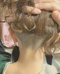 on instagram 昨日は 退院したおばあちゃんの顔を見に 実家へ 最近またバリカンで刈り上げして 髪の毛下ろしてる時は まったく見えないんやけど 娘が刈り上げ写真撮りたい 言うから 撮ってもらった 今回は3ミリで刈り上げました 本当はね 6ミリ 襟足