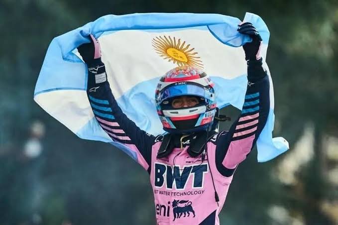 La idea no era entregarle la bandera, era mostrarla. Me acuerdo y todavía me emociono» – Radio Nacional