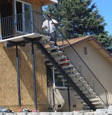 Pin By Cl Harper On Yard Garden Ideas Lamar Stairs Stair Railing Garage Apartments