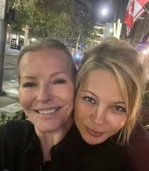 Angelina Jolie taking a selfie with a police officer in New York City ❤️