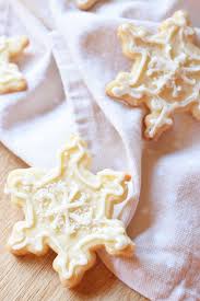 If it tends to curl back or is difficult to pipe out, the icing is too. How To Make Perfect Royal Icing In 3 Minutes