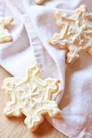 Sift powdered sugar and meringue powder into mixing bowl. How To Make Perfect Royal Icing In 3 Minutes